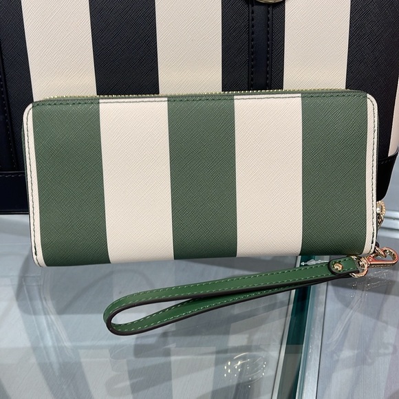 MICHAEL KORS JST
Leather Continental Wristlet Phone Case Wallet
Fern Green
NWT - Picture 10 of 16